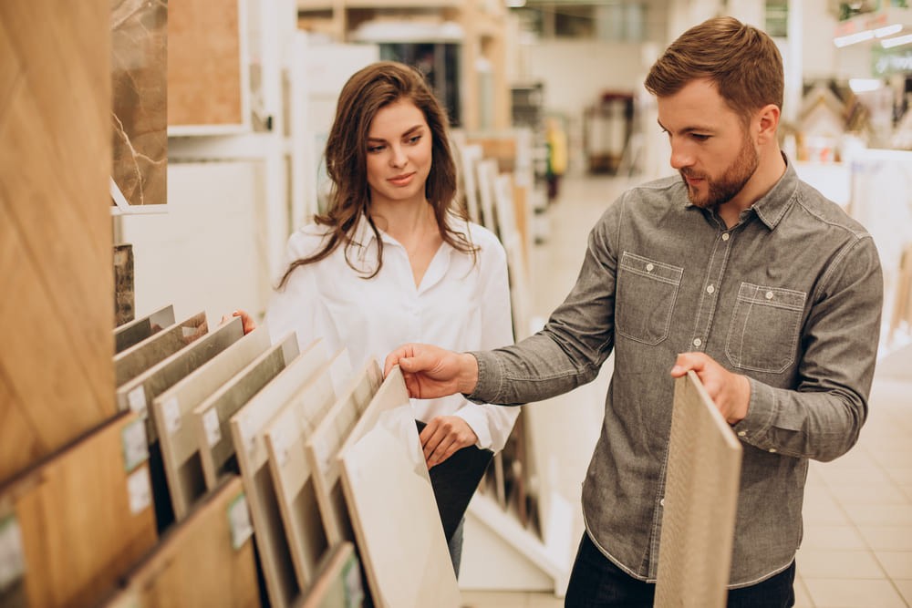 pareja eligiendo azulejos cerámica decoración