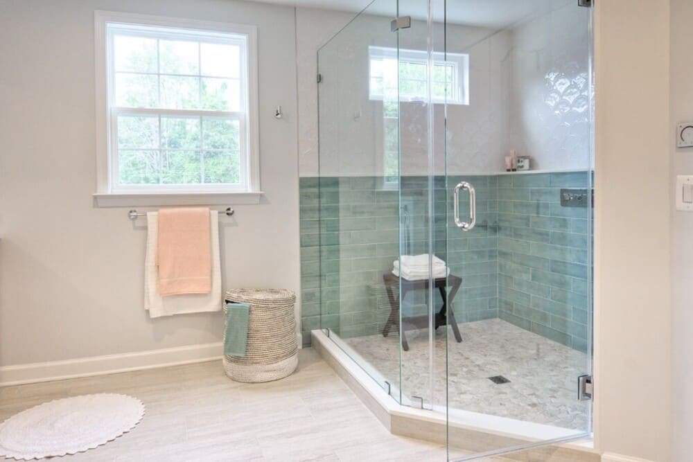 interior moderno cuarto de baño con ducha
